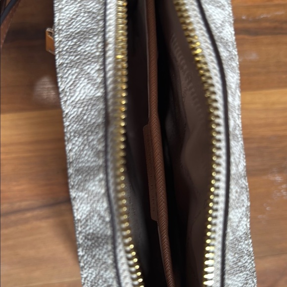 Michael Kors Beige Handbag - Picture 3 of 8